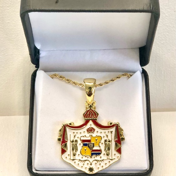 14k Hawaiian Coat of Arms Pendant Necklace Set 2mm - Picture 3 of 13